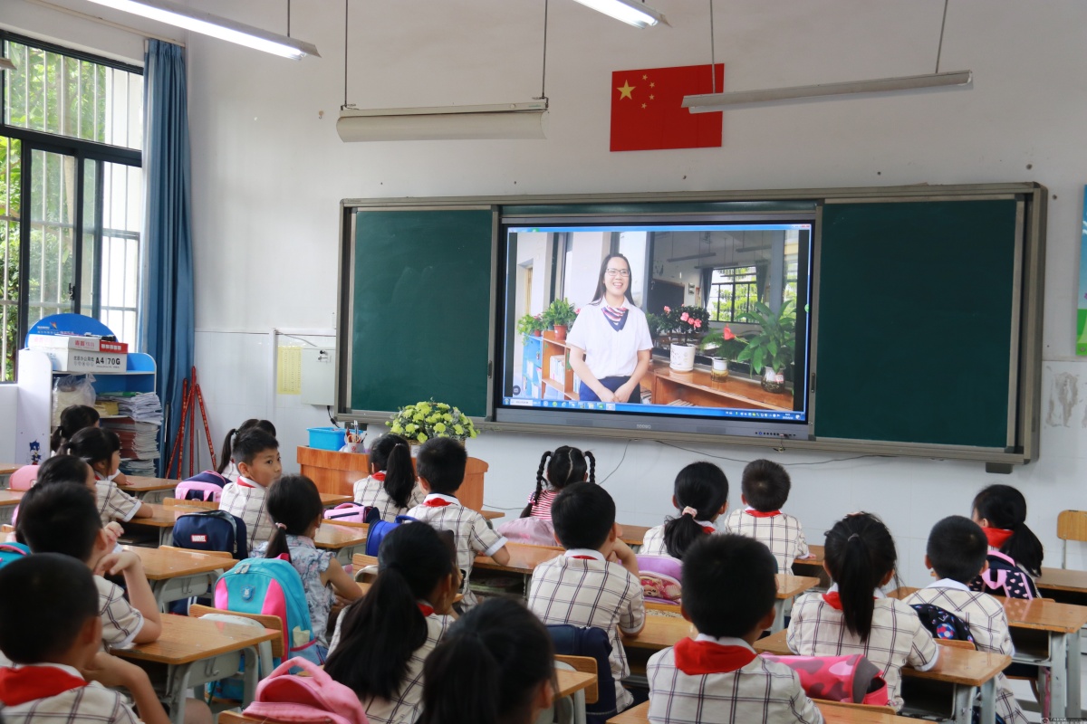 南湖小学海茵校区开展教职工学年表彰庆祝第36个教师节 (1/4)