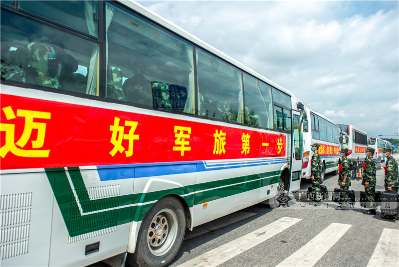 高清:军营添新绿 武警广西总队喜迎首批新战友入营(6/11)