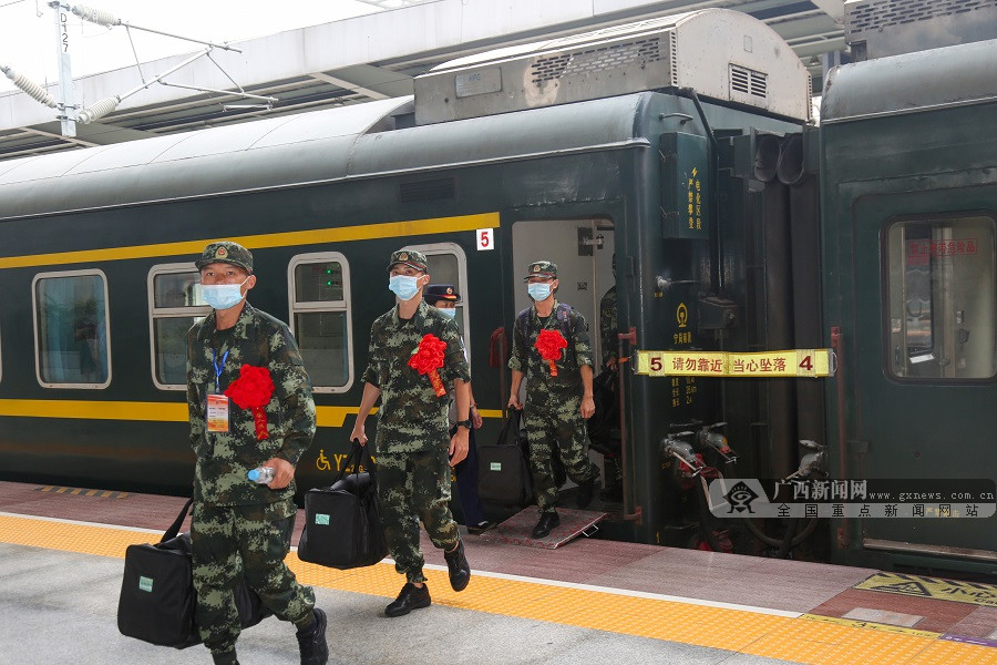 武警柳州支队:新兵入营迈开军旅生涯第一步