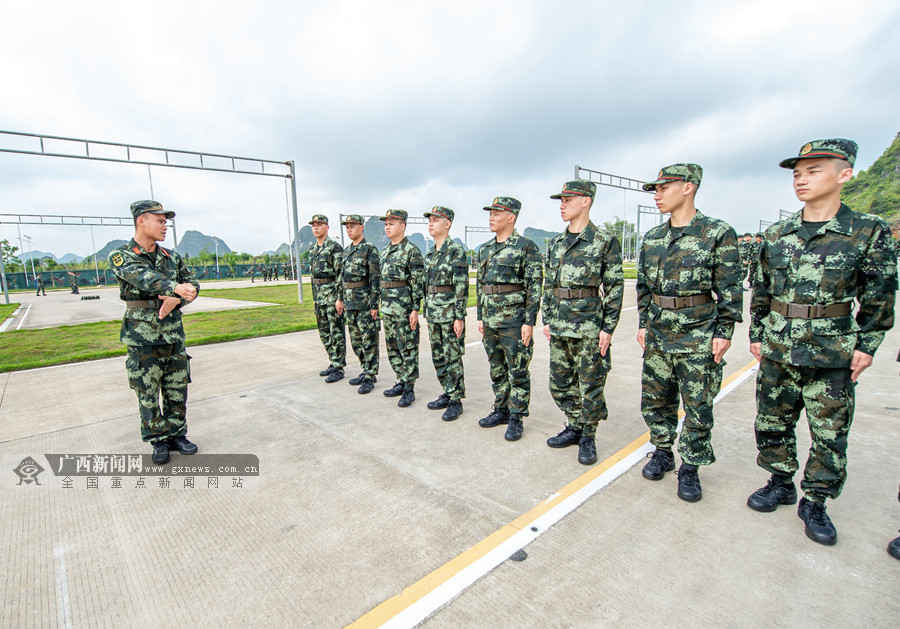 武警广西总队组织新兵开展适应性训练 (5/5)