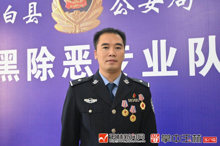 他冲锋在扫黑除恶第一线,参与了2018年摧毁叶某组织,领导的黑社会性质