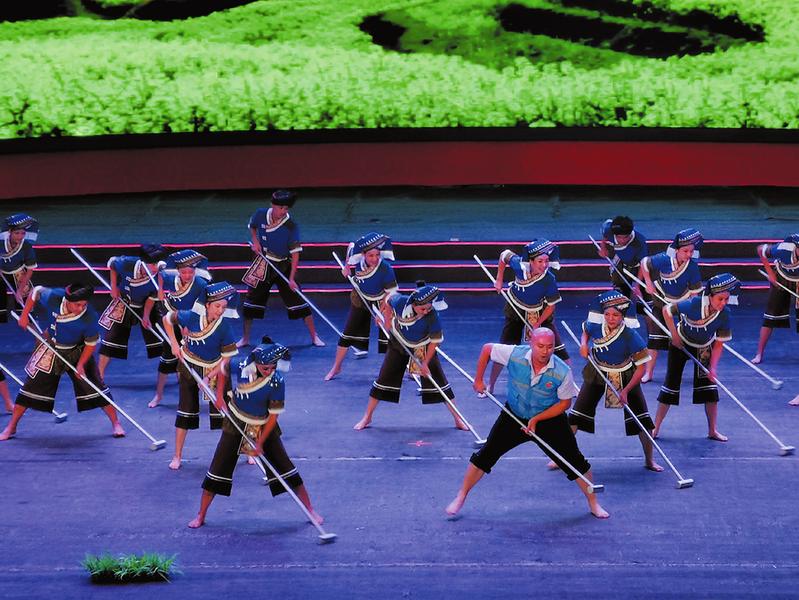 舞蹈《耘》展现农民劳动场景.南宁晚报记者赖有光摄