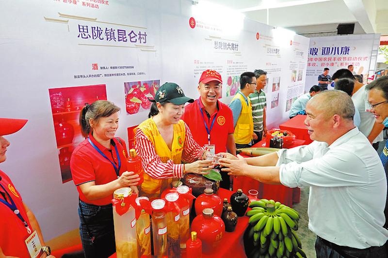思陇镇昆仑村第一书记王黎莉热情向客户推荐村里通过标准化加工自酿的