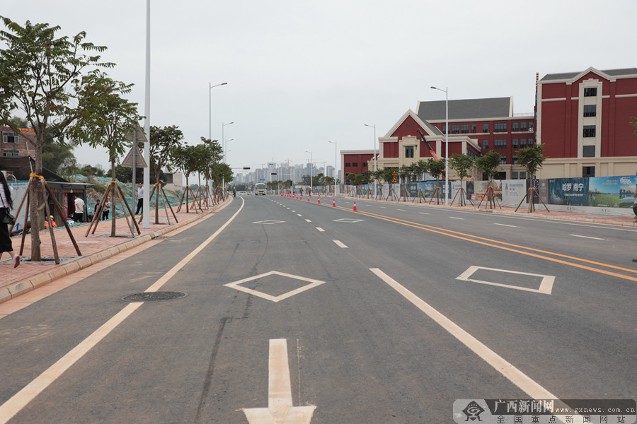 马倩华)9月28日,南宁市邕宁区举行龙岗片区30号路东段(龙岗大道