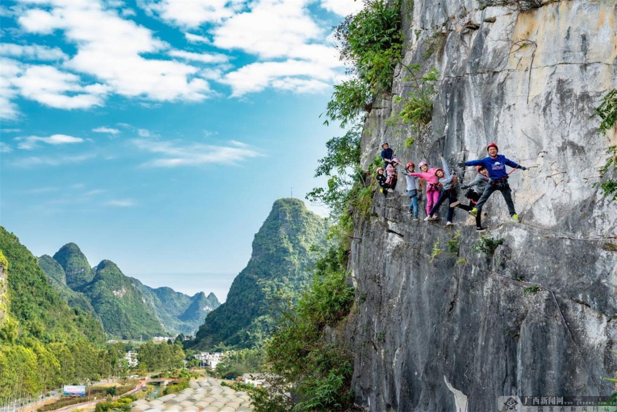 双节将至马山攀岩小镇再演岩上芭蕾