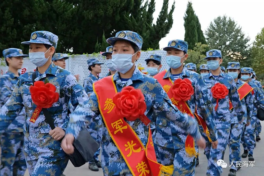 合格而遗憾落选 今年,她再次报名应征 终于成为一名光荣的大学生士兵