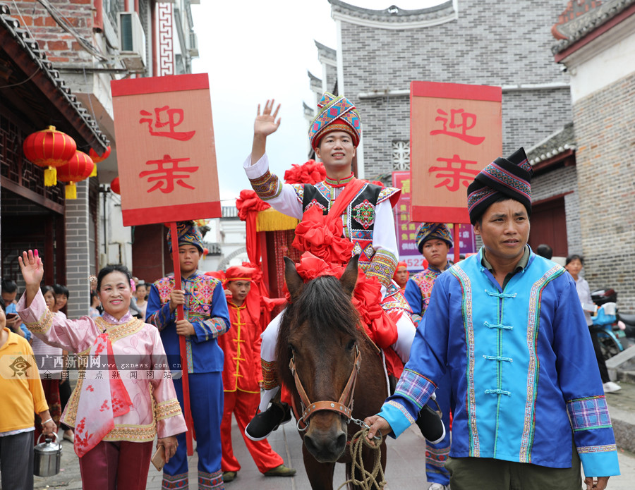 忻城:土司古城传统壮族婚礼引游客驻足(图) (1/5)