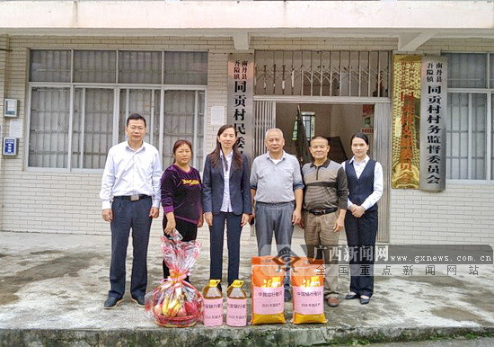 广西新闻网通讯员 韦永福 摄查看田地里的蔬菜长势.