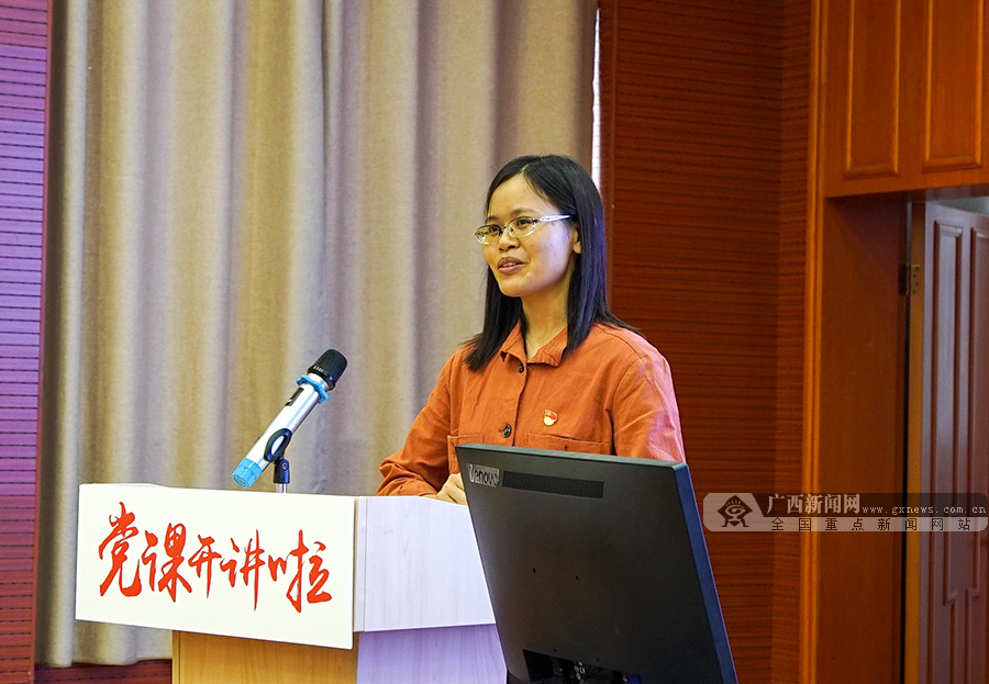 图为柳城县人民检察院李春媚分享自己对"学习强国"的认识.