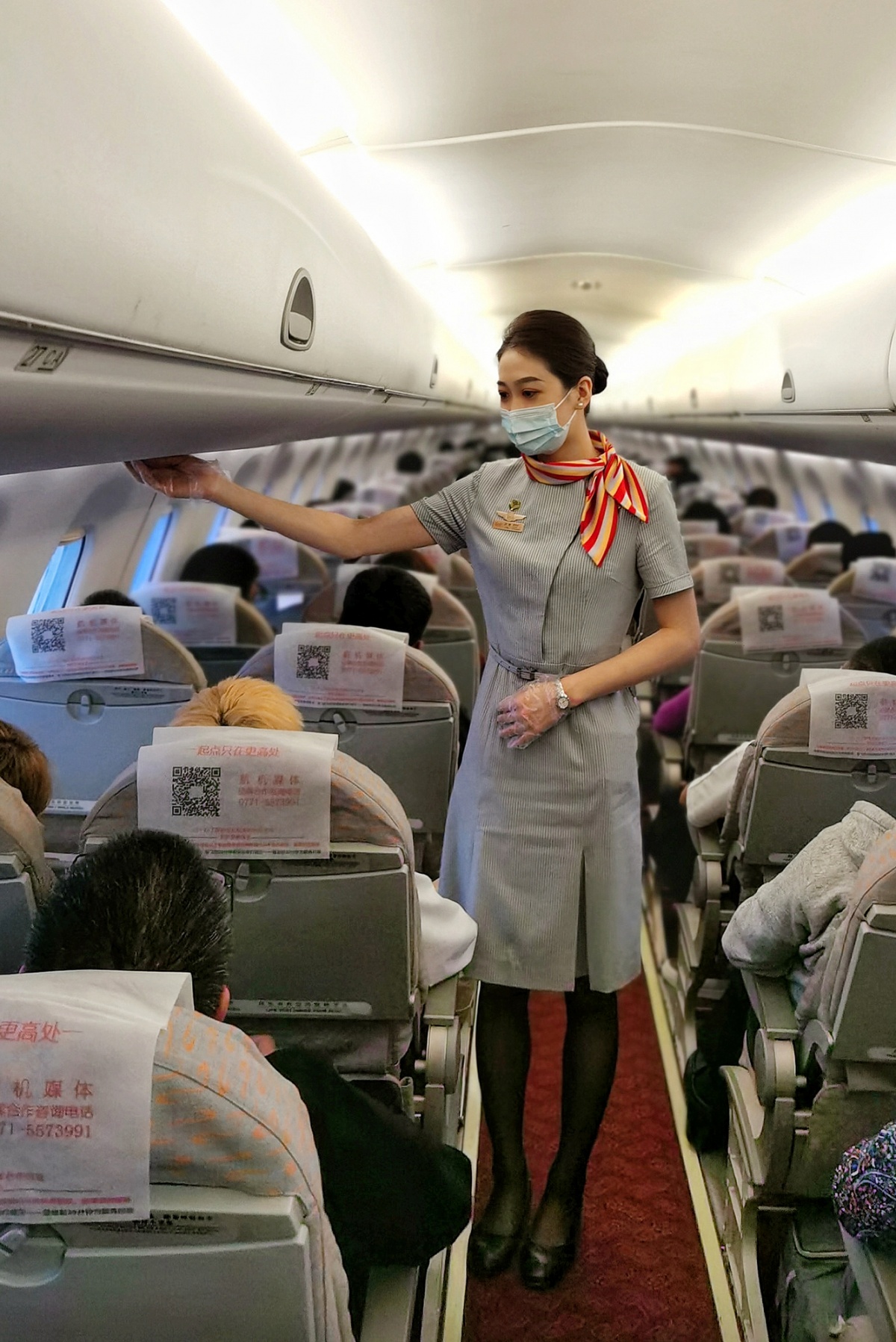 国庆中秋假期期间,北部湾航空乘务员为旅客提供真情服务.