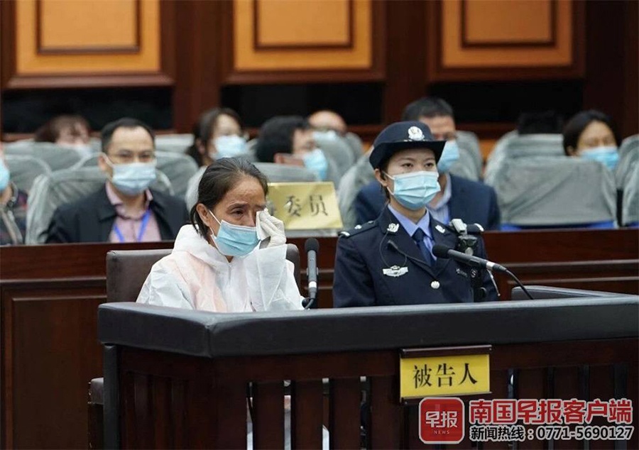 10月11日焦点图:被控受贿1344万 大新县委原书记赵丽当庭认罪流泪 (1