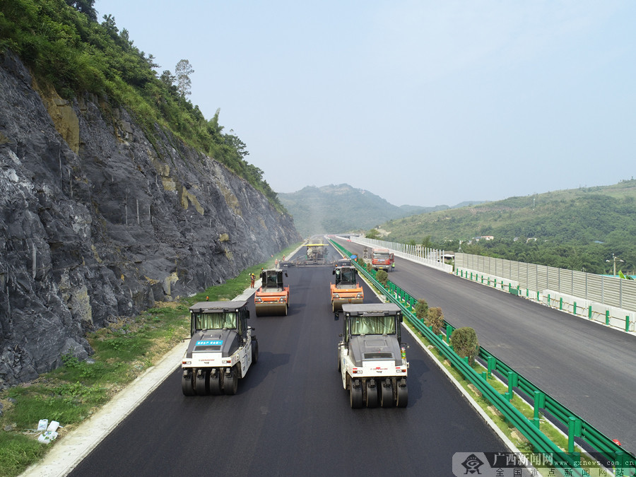 融河高速四分部完成主线沥青上面层摊铺 有望年底通车