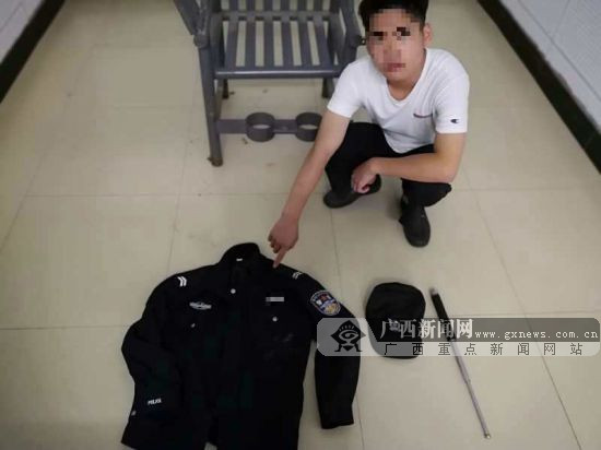 假警察抓赌露马脚被围堵 怕挨打报警求救