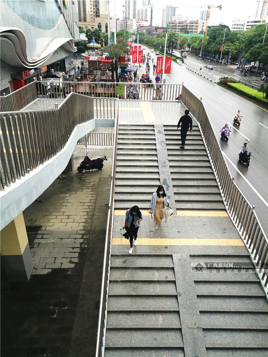 南宁青秀万达人行天桥开通!行人过街不再"惊心" (4/7)