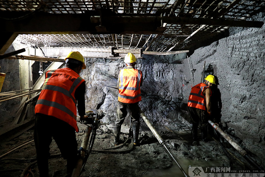 贵南高铁广西段最长隧道群掘进过半 预计2022年5月贯通 (7)