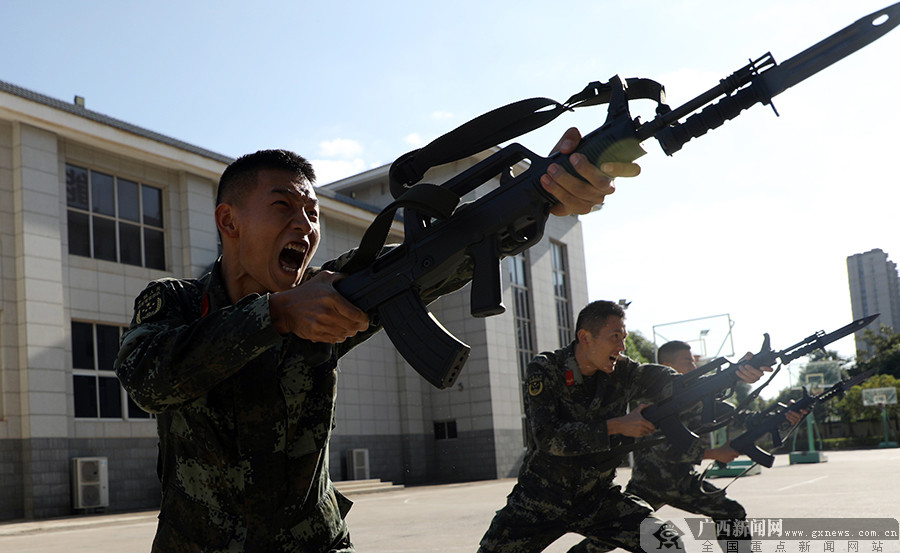 官兵正在进行突刺训练.官兵正在进行横劈训练.