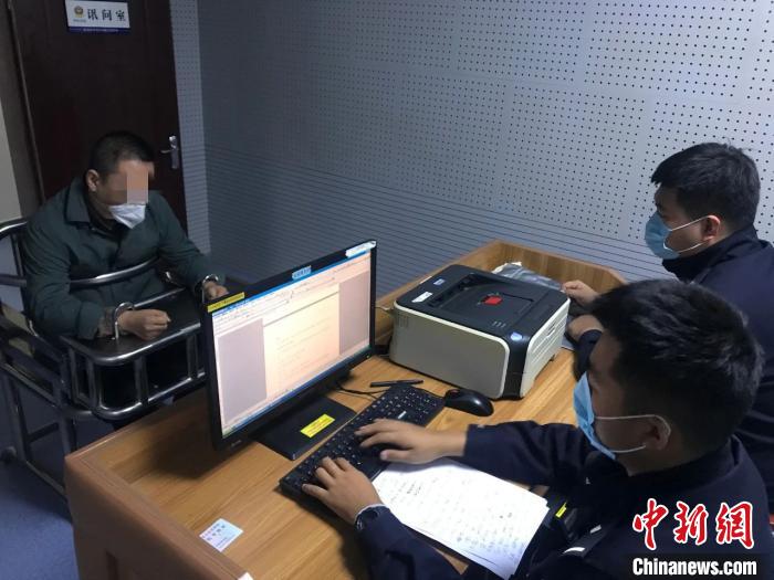 图为犯罪嫌疑人接受讯问.警方供图