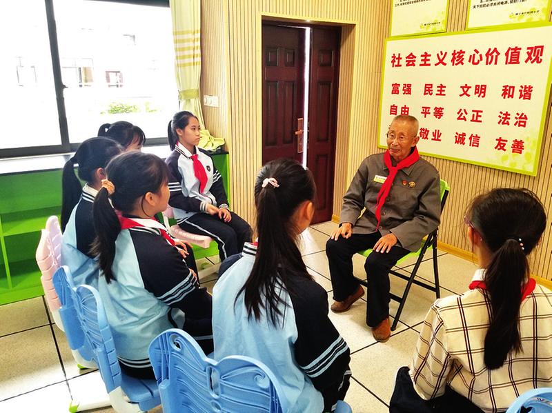 梁艳艳摄南宁市桂雅路小学桂雅校区10月开展红色基因代代传,争做新