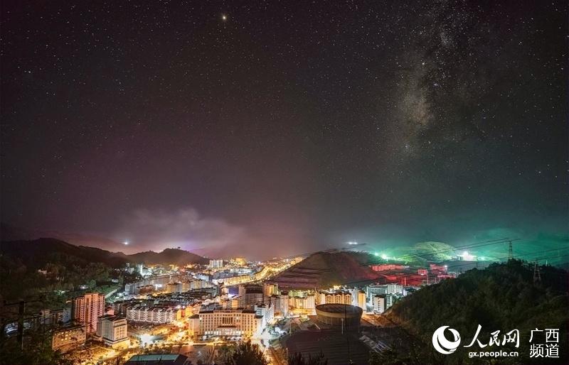 西林县城夜景一角.王光明摄