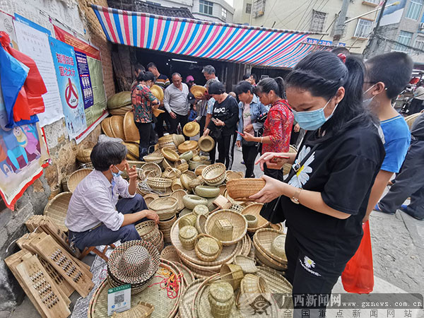 群众在龙门镇马兰村圩日上采购竹编制品