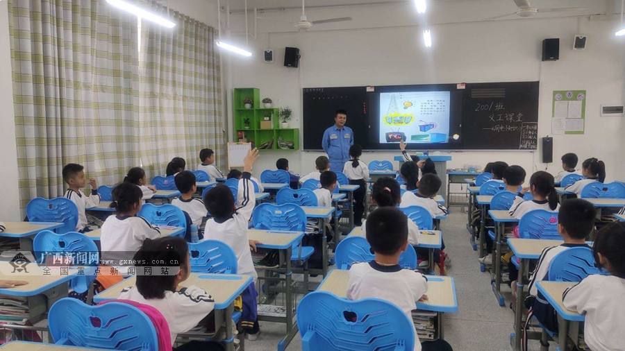 南方电网广西玉林供电局组织志愿者到玉林市玉东第四小学开展用电安全