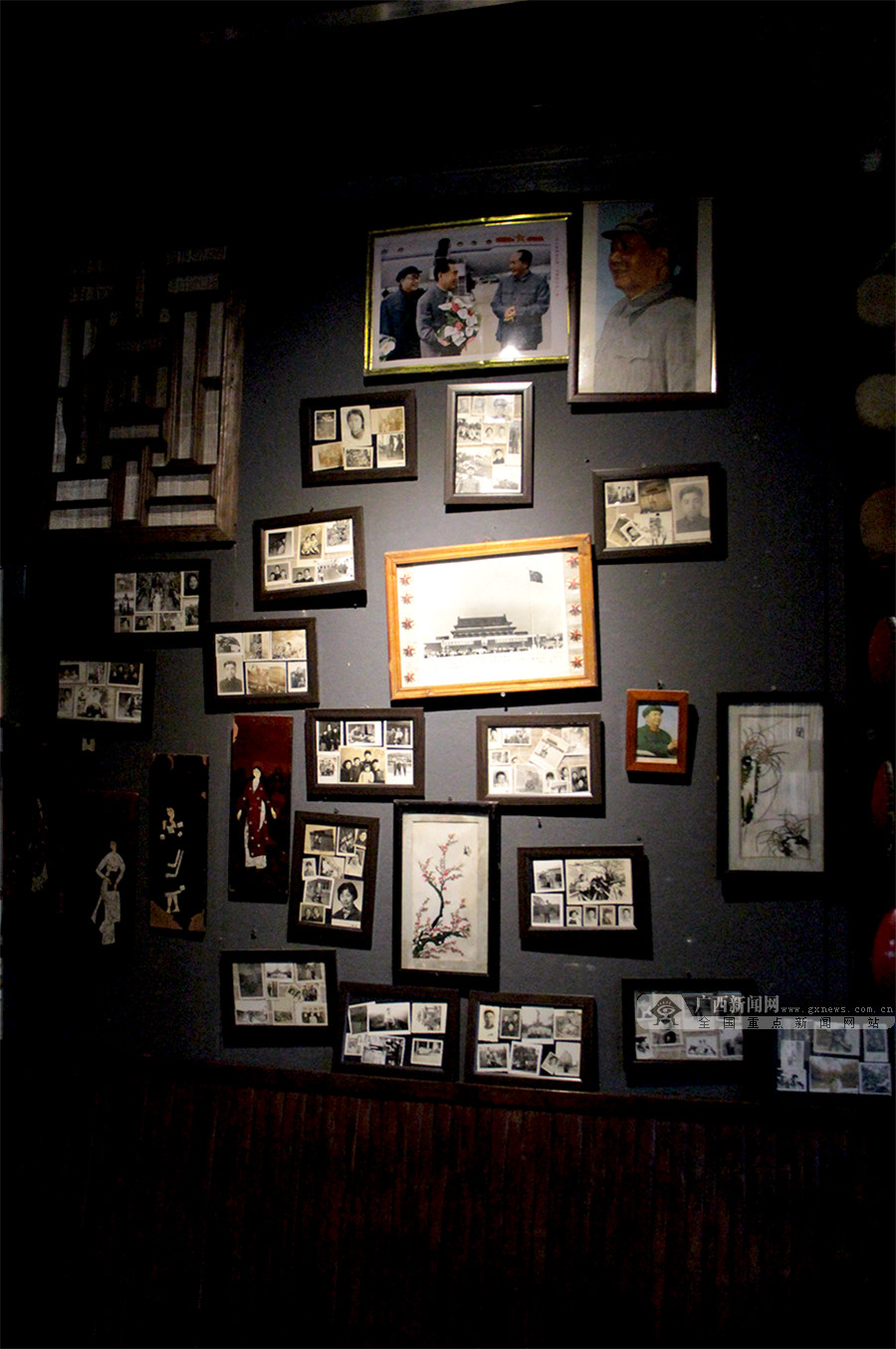 用各种老照片组成的照片墙.广西新闻网实习生 李焕霖 摄