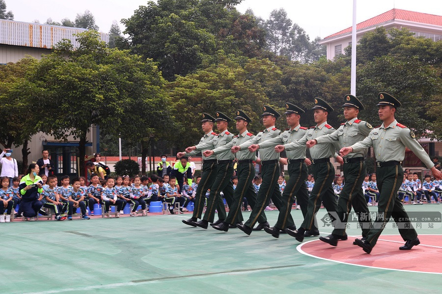 武警南宁支队:军营开放日 萌娃进体验军营生活