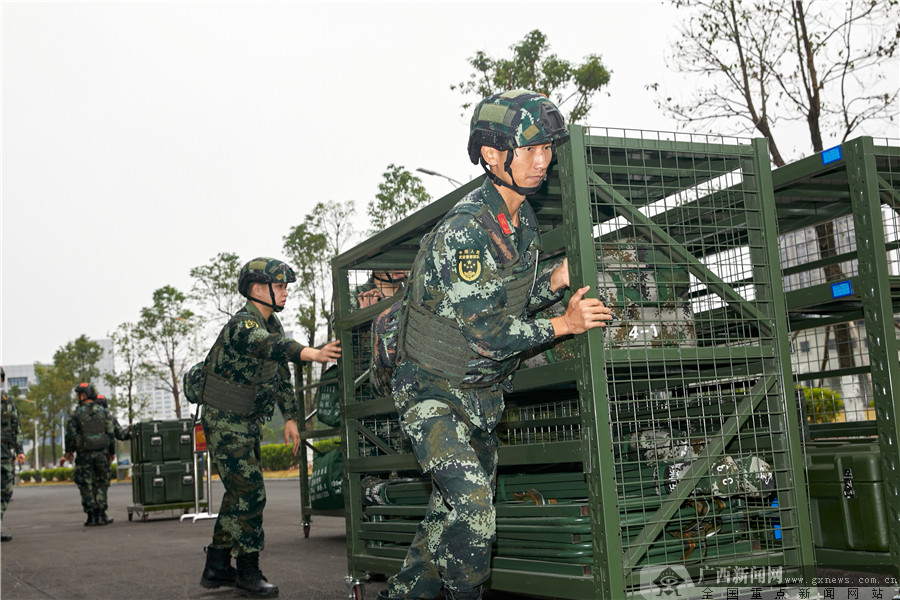 快速搬运装备器材.广西新闻网通讯员 张宸硕 摄集结整队等待装车.