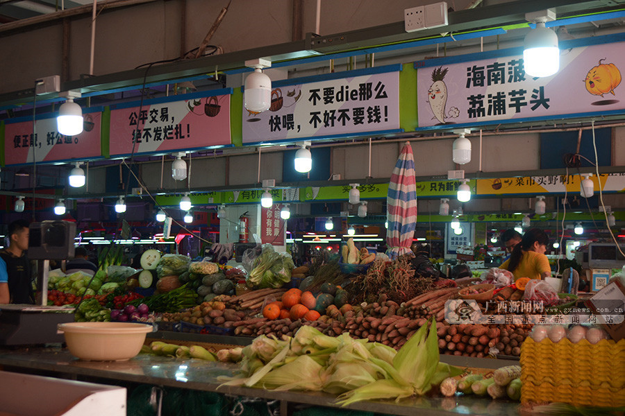 用"土话",成语谐音做招牌 南宁这些集市成"网红"