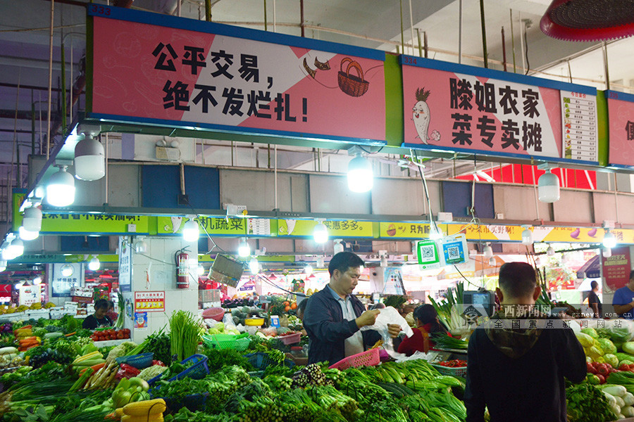 用"土话",成语谐音做招牌 南宁这些集市成"网红" (17/22)