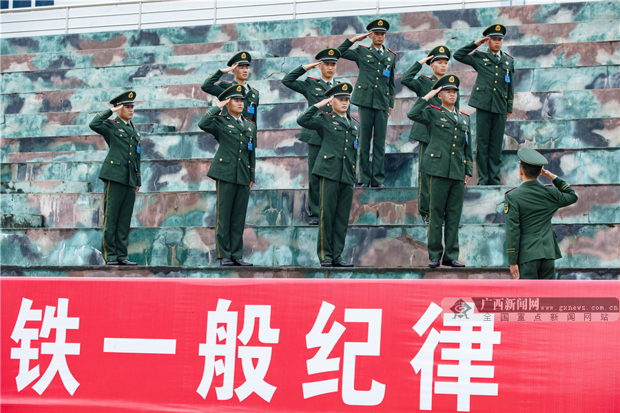 2020年11月16日,授衔仪式后,新兵们向班长敬礼.