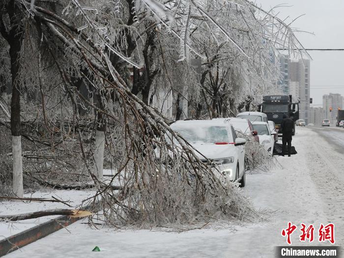 吉林持续遭遇暴雨暴雪 波及50余万户停电