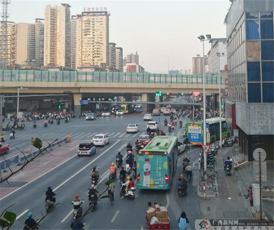 南宁"电驴"占道成普遍现象,何时能还行人"公道"?