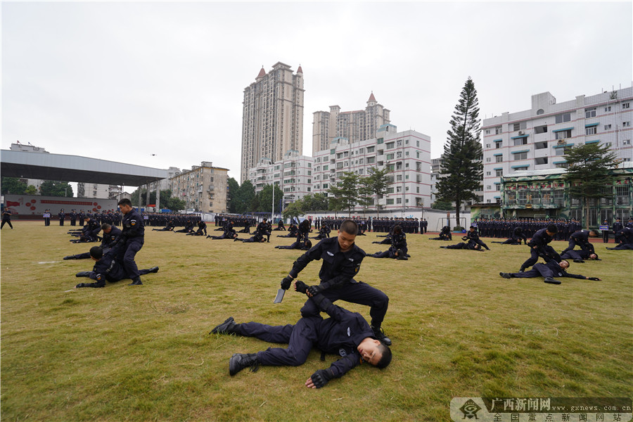 活动现场,警校的学生们为大家带来了格斗拳,主被动擒拿和擒敌拳表演