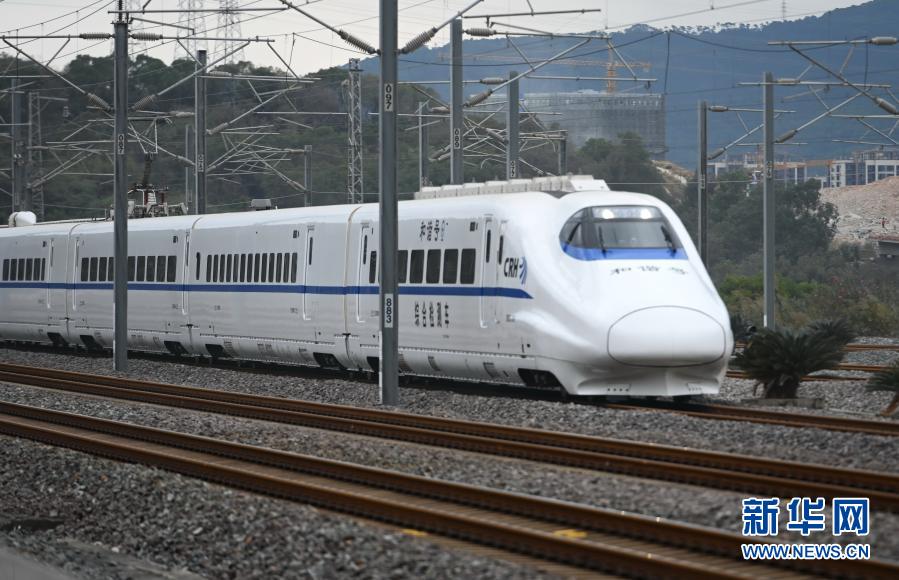 这是11月23日拍摄的开往长乐的综合检测车.