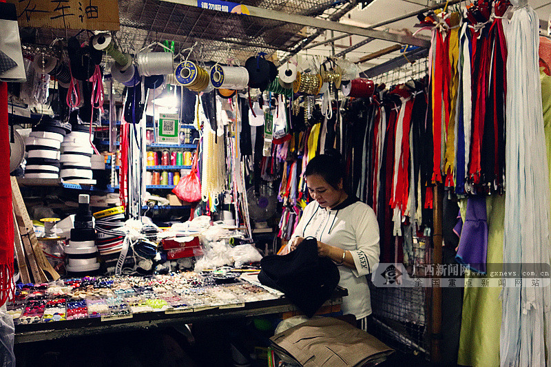 图为南宁市南铁布料市场内,一家衣服配件档口.