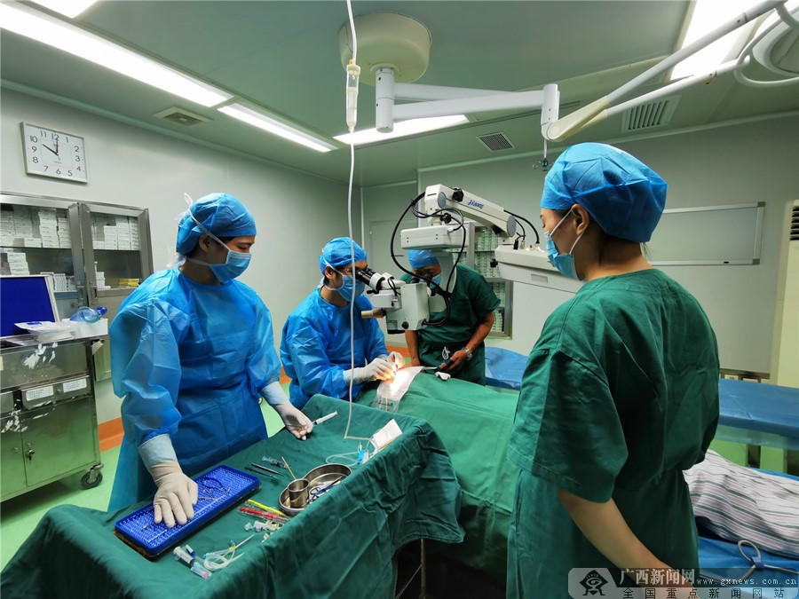 八旬教授为百岁阿婆做手术 助其重见光明