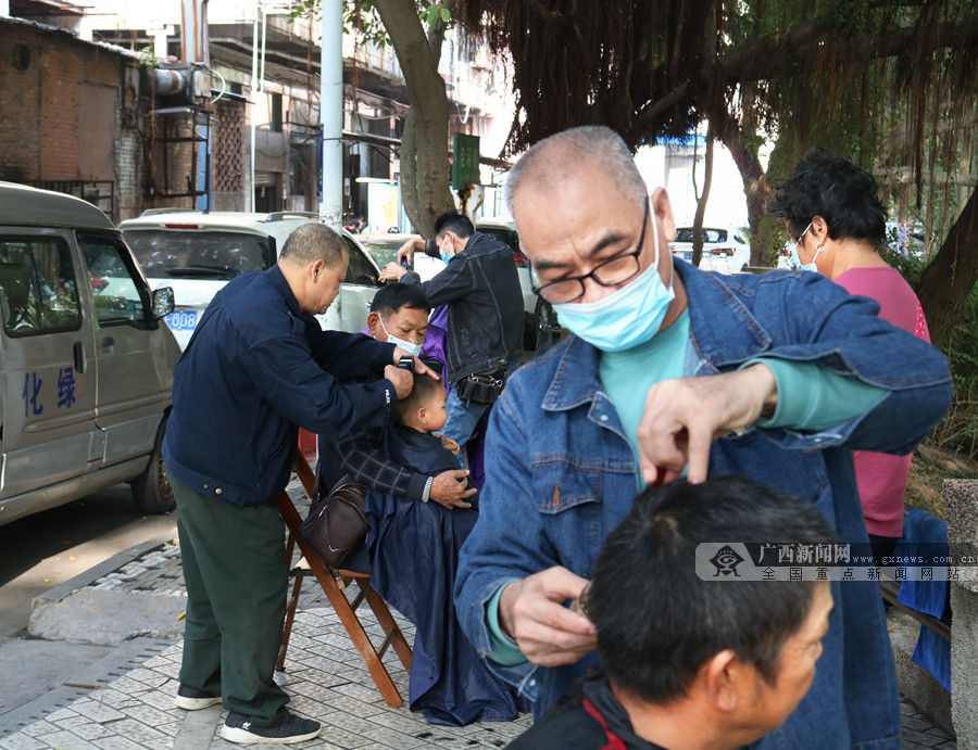 南宁街头理发师日赚百元 技艺娴熟吸引回头客(图) (1/11)