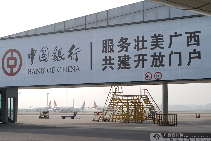 一心擎画 中行红为东博会增添亮色