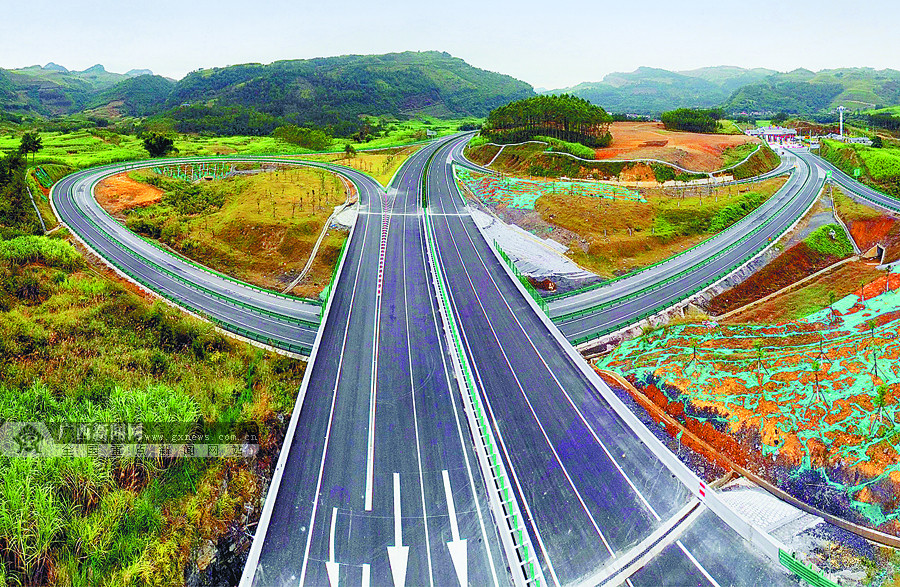 融河高速公路圆了罗城百姓的"高速梦".廖光福/摄