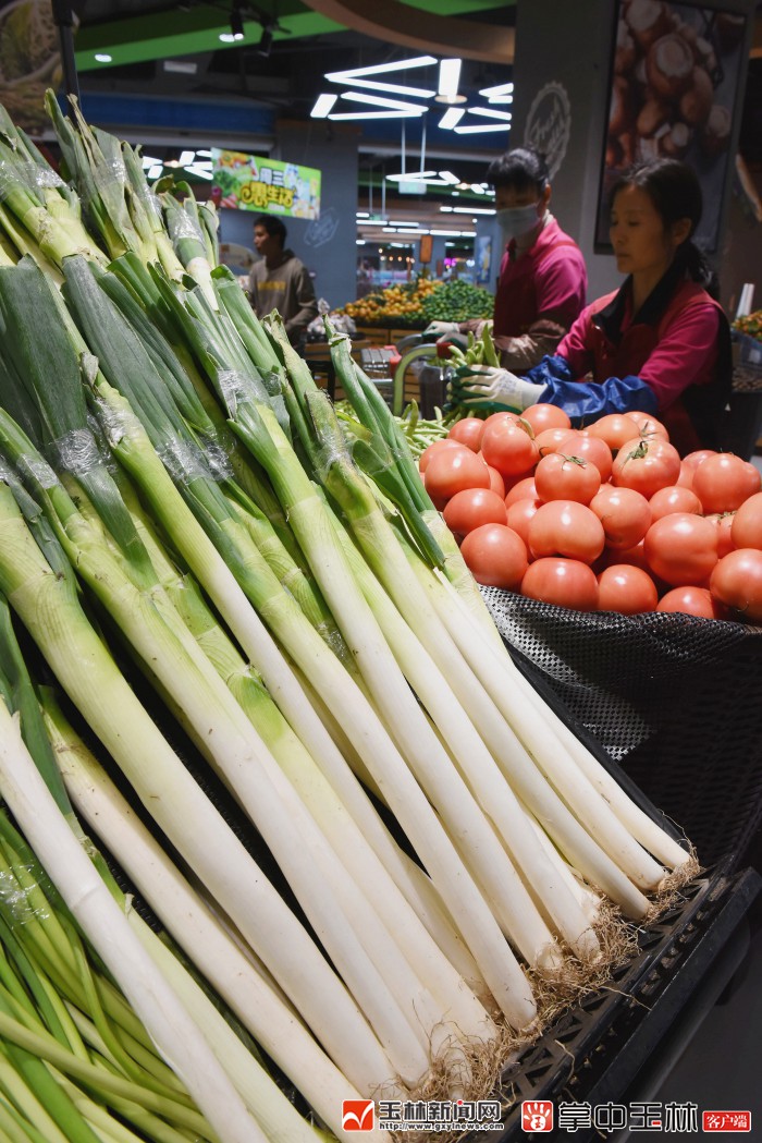 一些超市的大葱价格近12元/公斤.