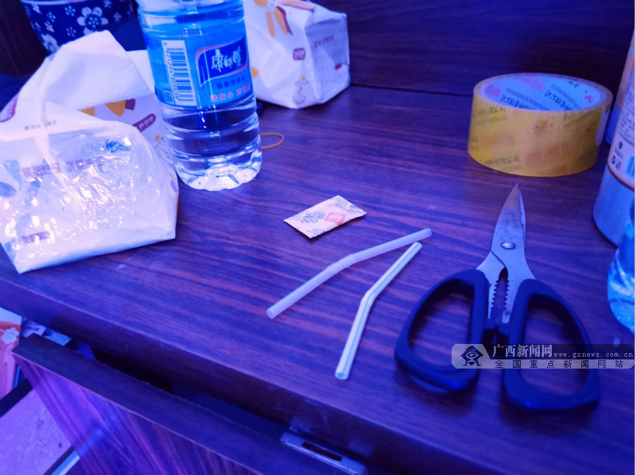 南宁两男子竟在成人体验馆做这种违法勾当 (3/4)