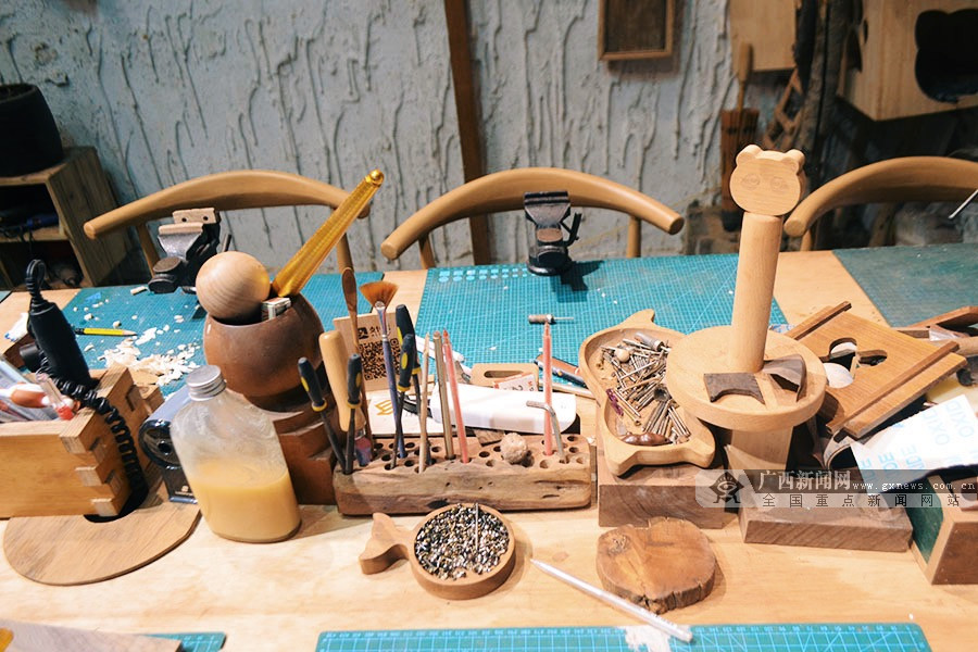 图为南宁市青秀区一家木质工艺品手工坊内的工作台.