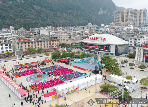 "我为家乡代言"百色市乐业县电商大集直播活动在乐业县文化广场举行