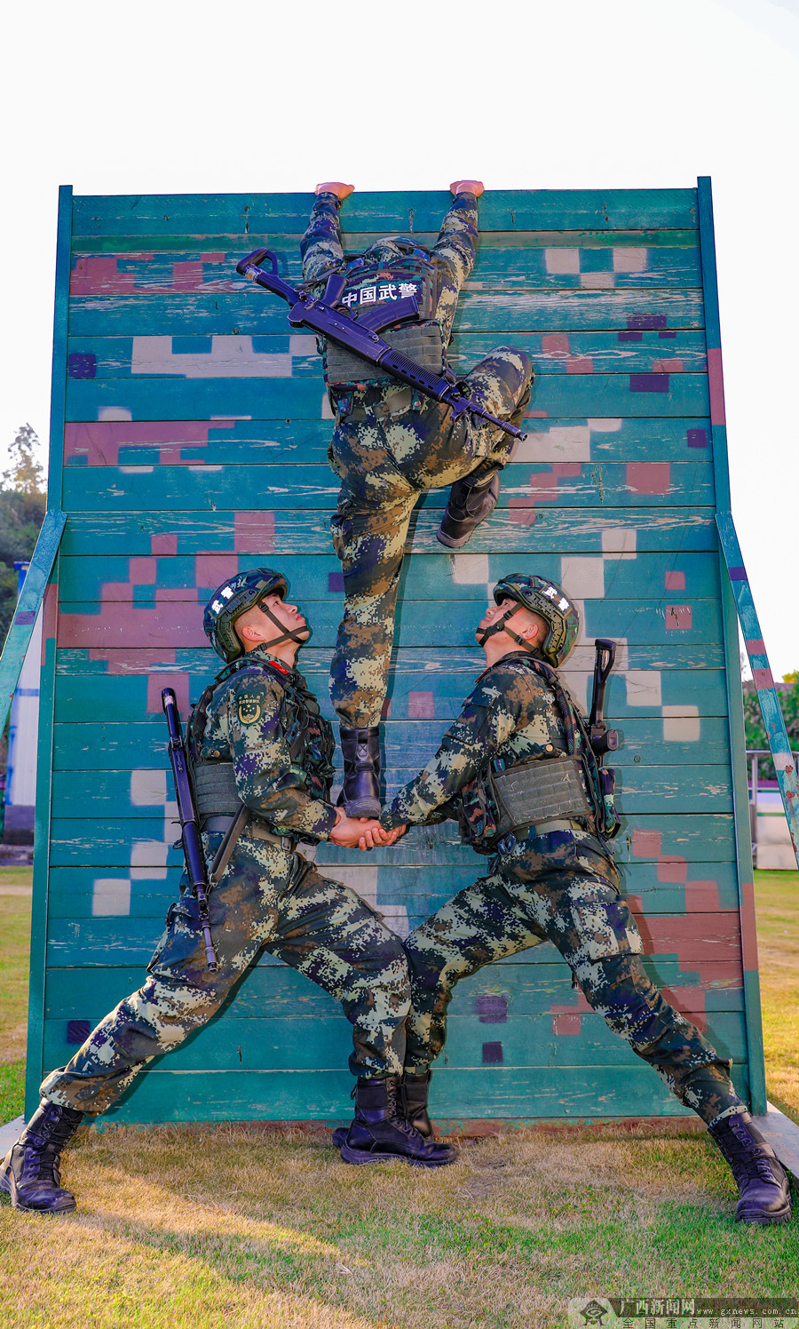 作者:徐世立李有华黄日双 编辑:莫雨田 官兵在进行三人协助攀登训练