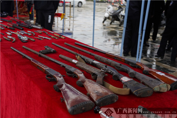 崇左警方在破获案件中收缴的枪支物品.广西新闻网实习生 孙梓健 摄