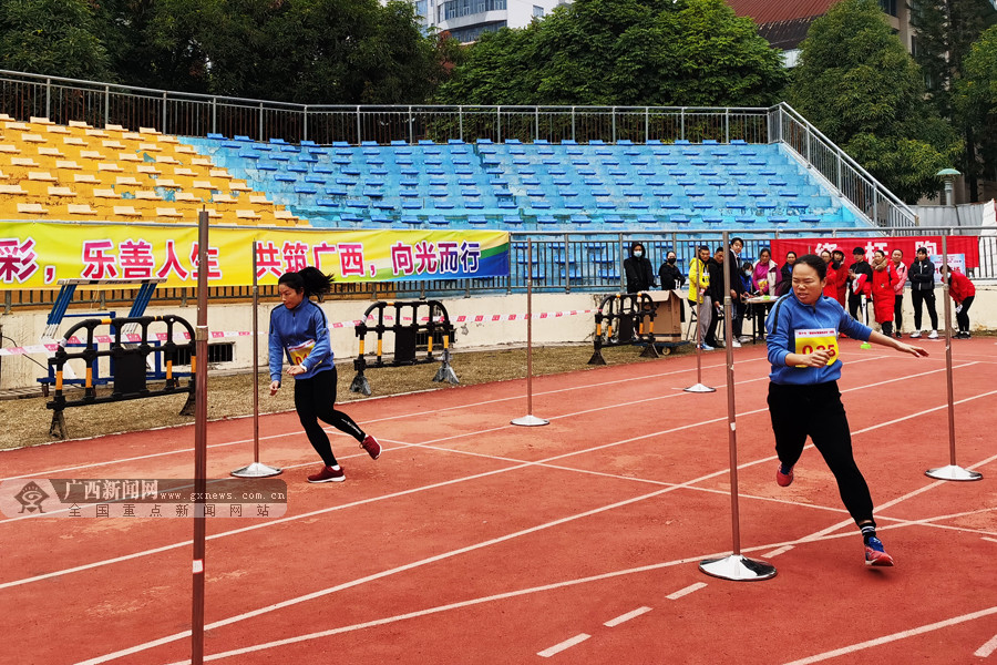绕杆跑"国标"测试.广西新闻网通讯员 陶启英 供图