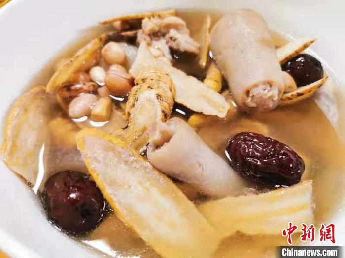 广东侨乡台山人冬日进补喝"牛大力"