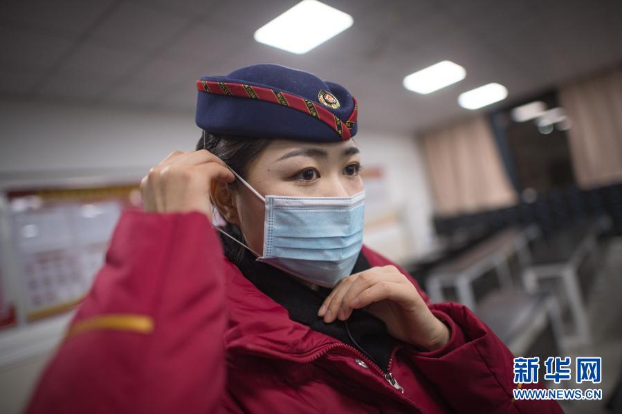 12月16日,武汉客运段高铁乘务员艾婷婷在上班前戴口罩.