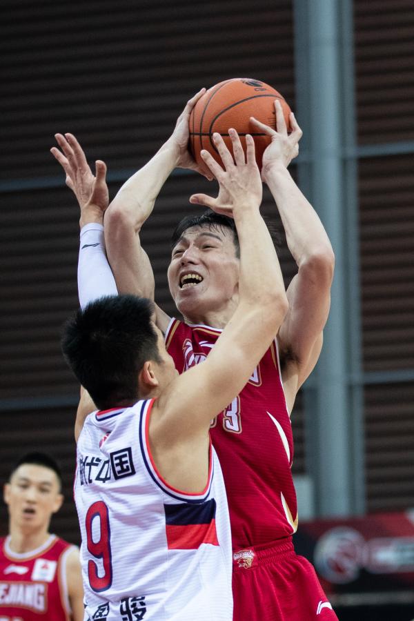 12月27日,浙江稠州金租队球员吴前(右)在比赛中投篮.